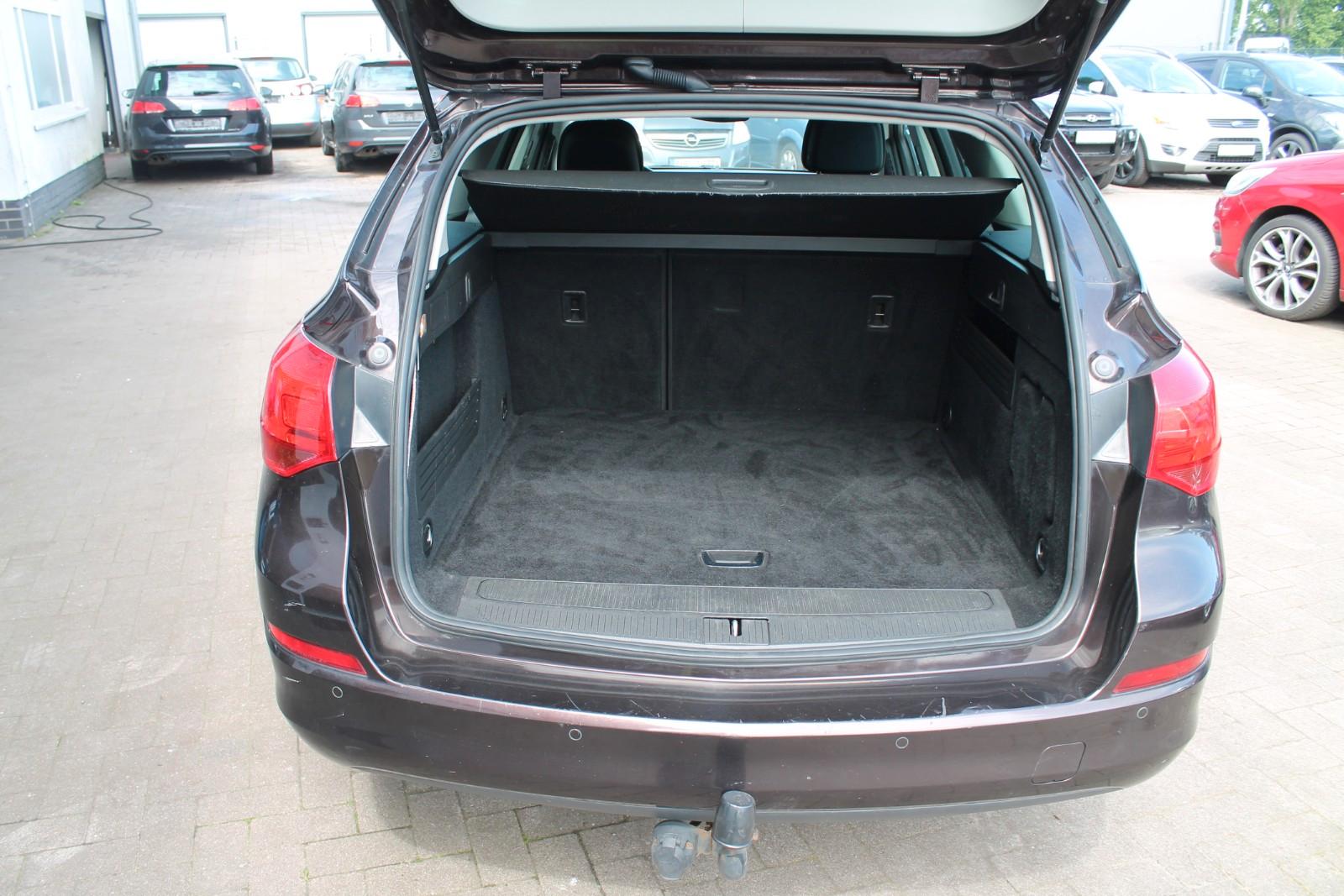 Opel Astra 2011 — photo 14
