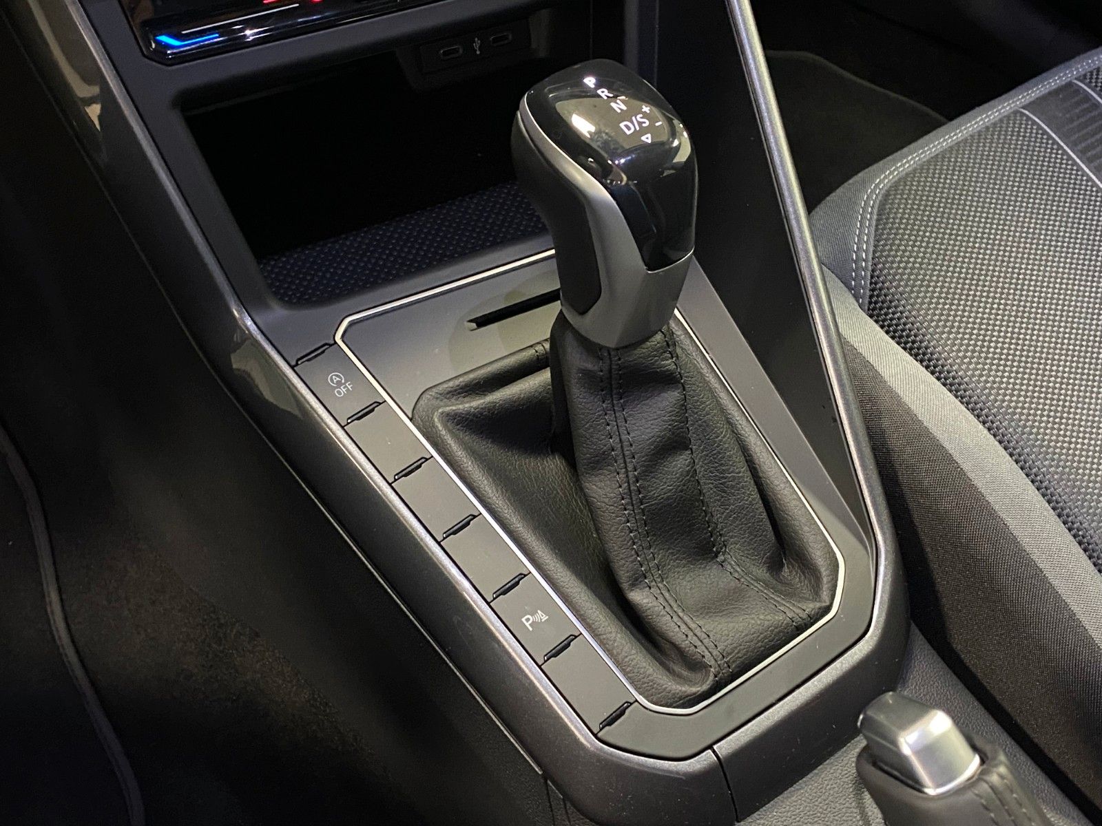 Fahrzeugabbildung Volkswagen Polo 1.0 TSI DSG STYLE+SPORT+IQ.LIGHT+16"ALU+ACC