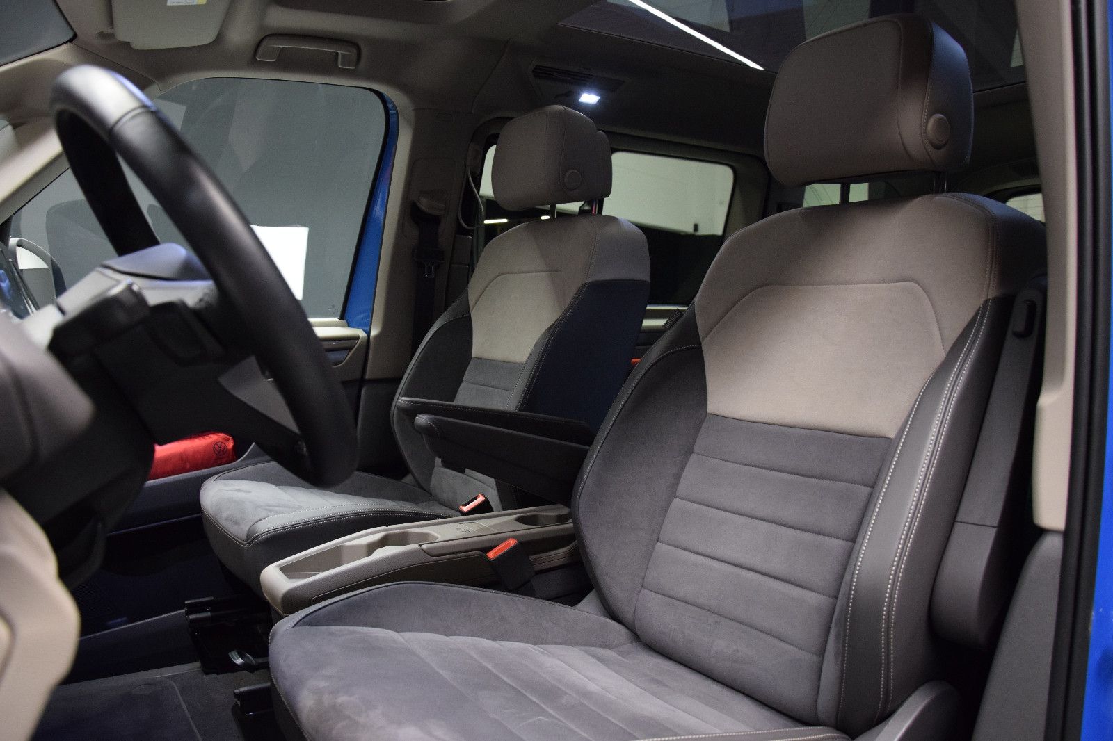 Fahrzeugabbildung Volkswagen T7 Multivan Style DSG Pano vis-a-vis Matrix AHK