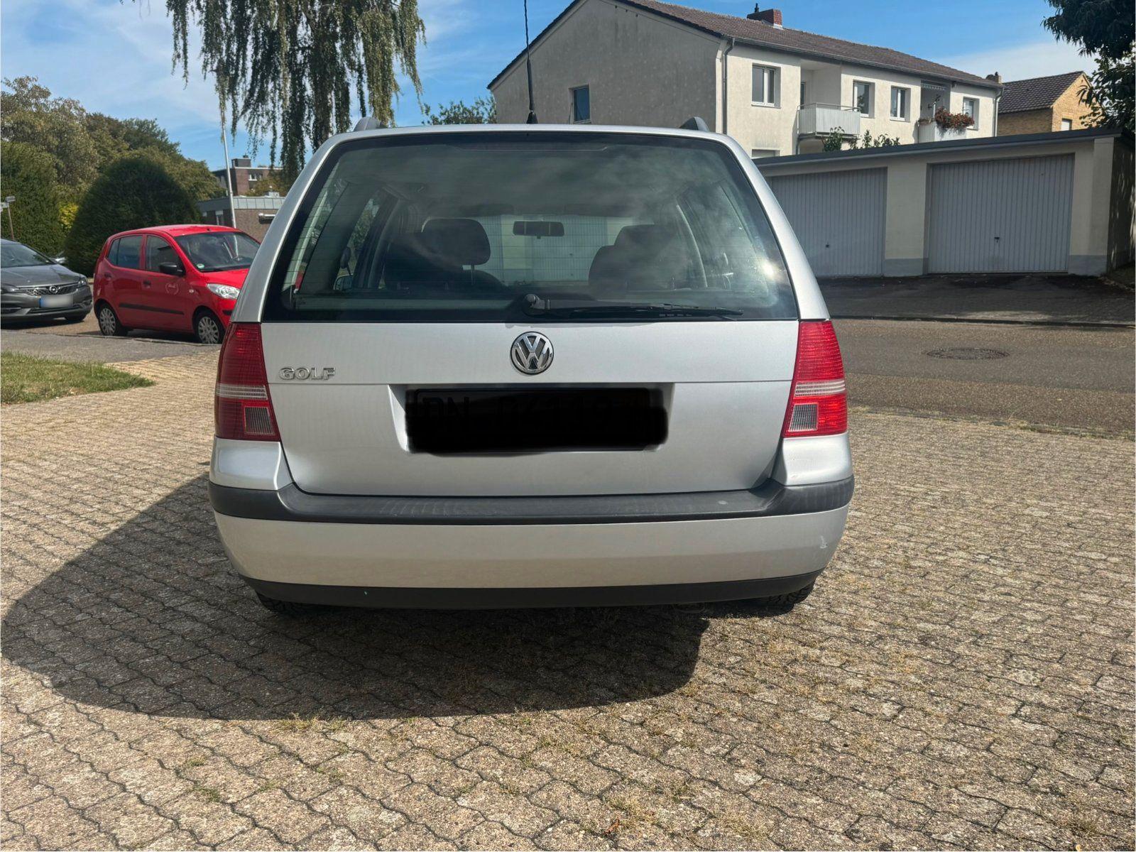 Volkswagen Golf 2004 — rear view