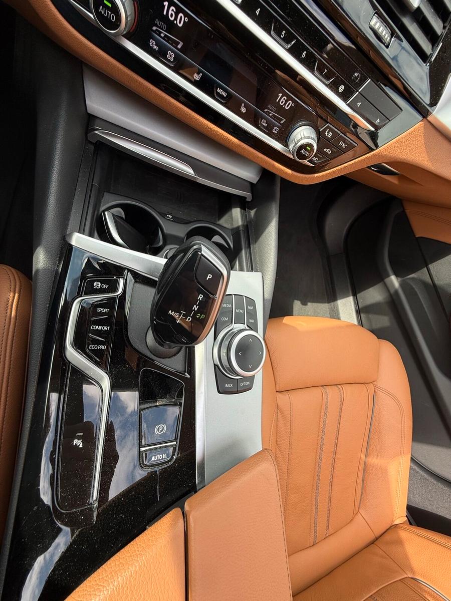 BMW 5er - 530 d Mild Hybrid PANO Leder AHK NAVI LED 