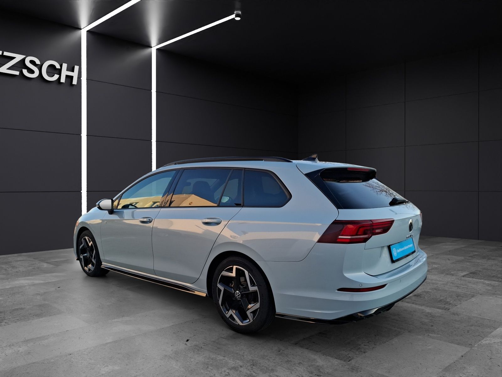 Fahrzeugabbildung Volkswagen Golf VIII Variant eTSI R-Line DSG LED AHK Navi A