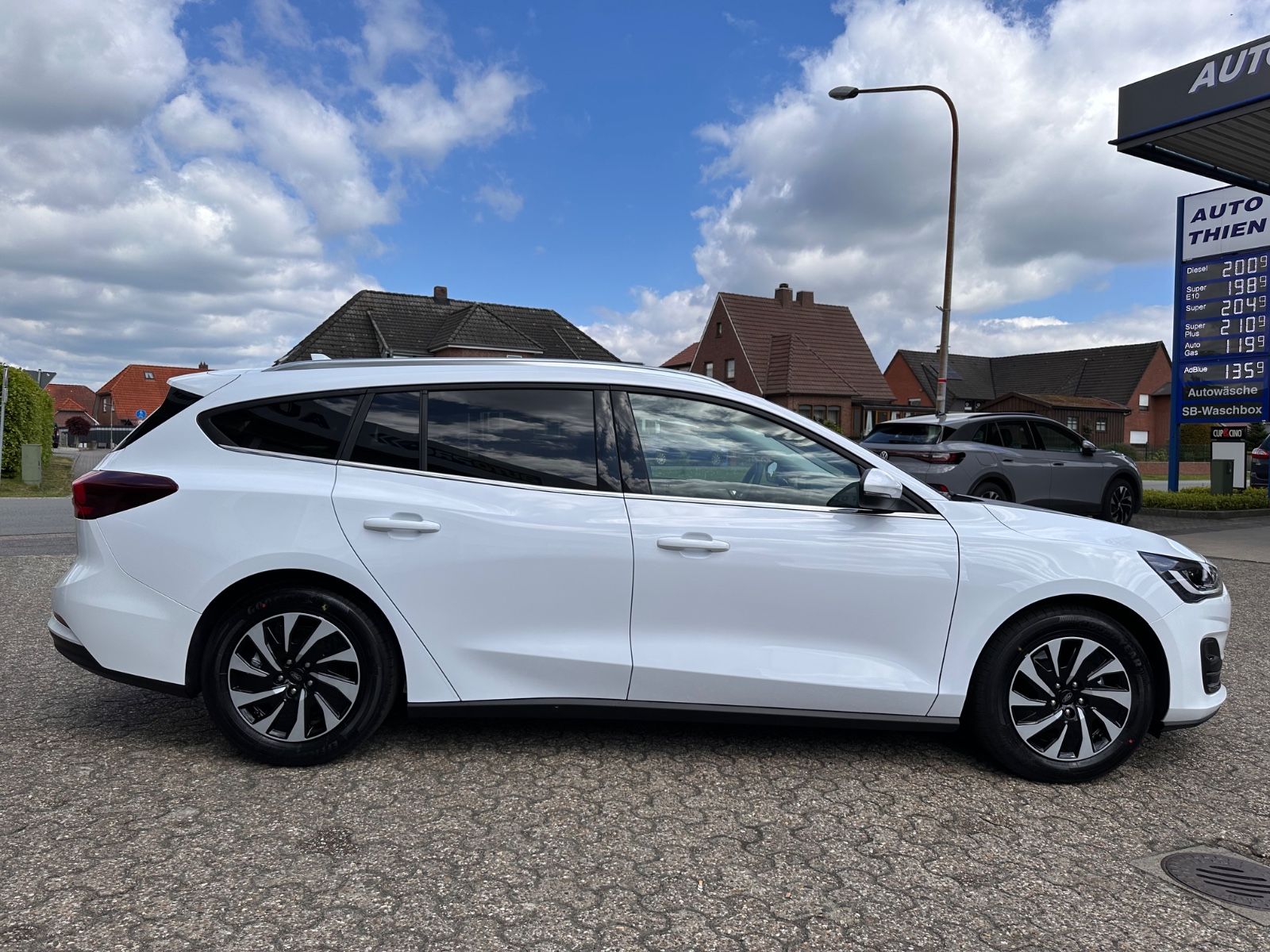 Fahrzeugabbildung Ford Focus Turnier 1.5 TDCi Titanium X Autom Navi/LED