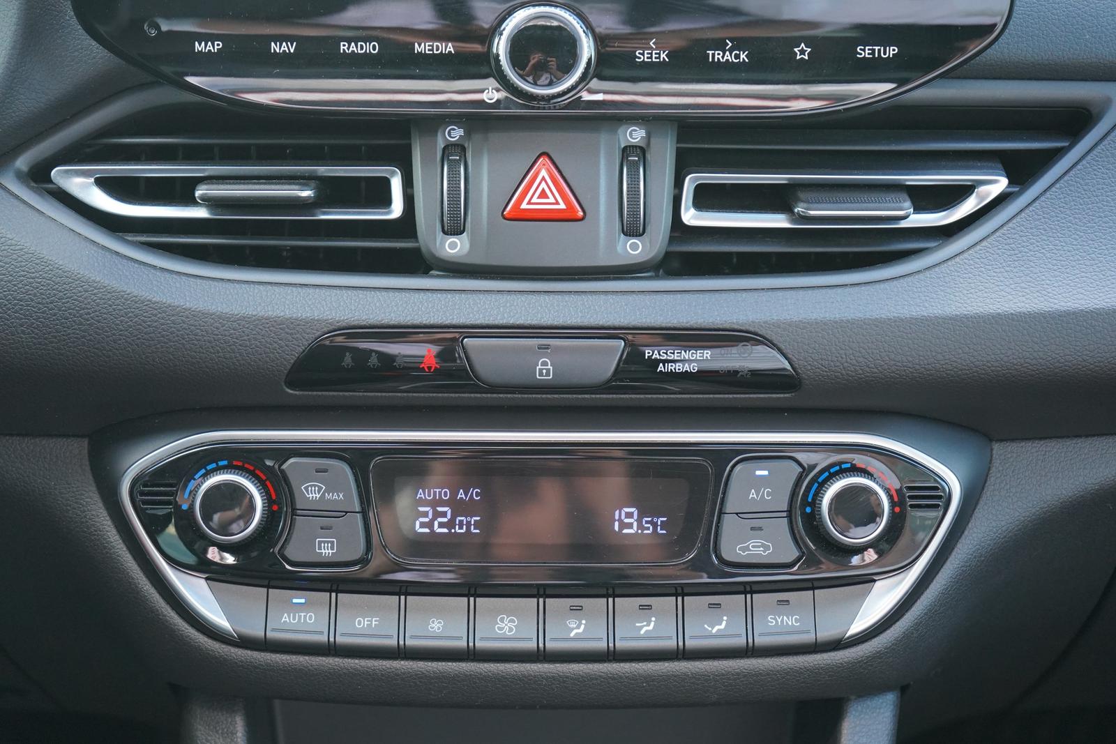 Hyundai i30 1.5 LED Navi Panorama Kamera Tempomat DAB