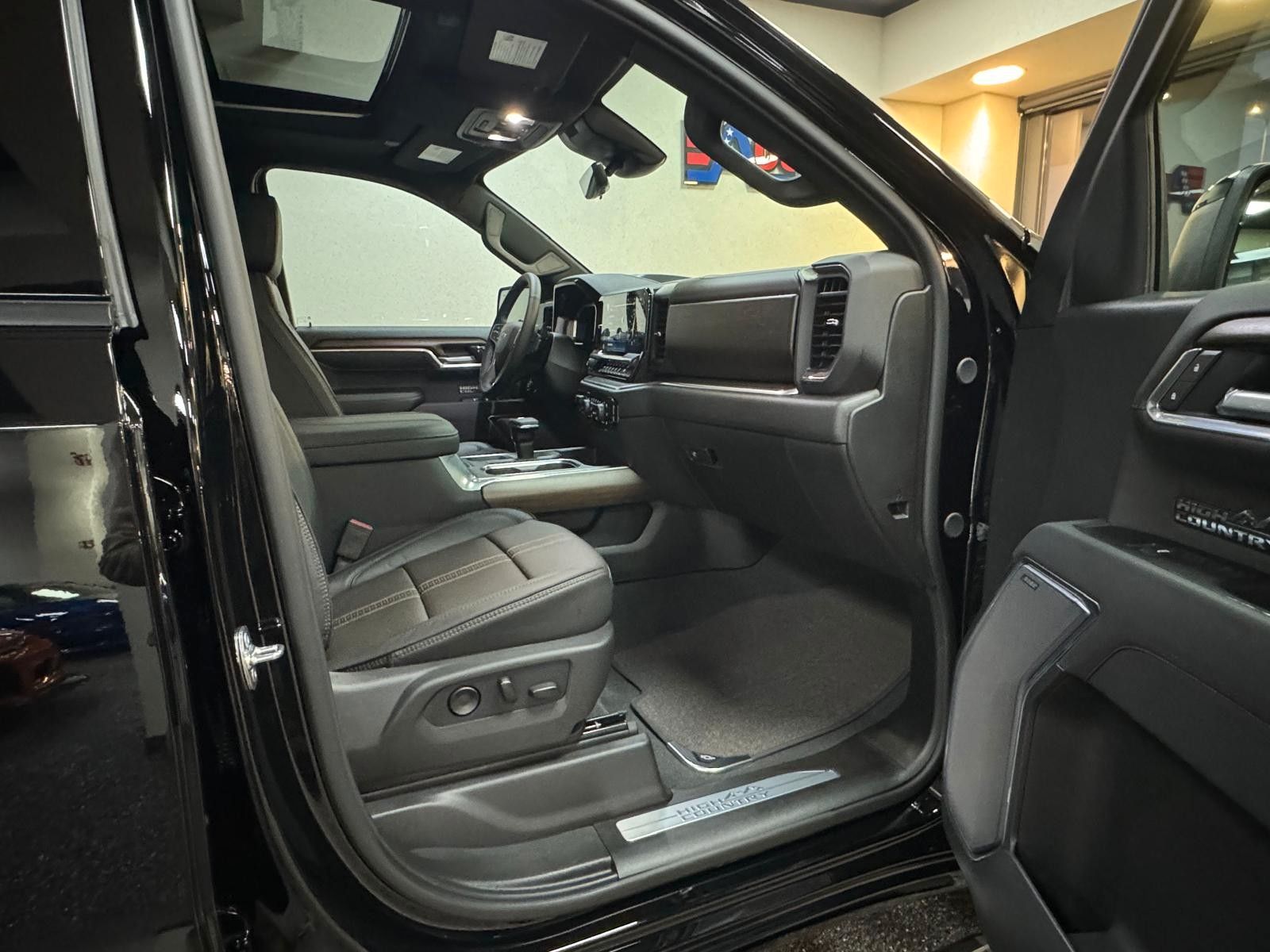 Fahrzeugabbildung Chevrolet 26 SILVERADO MIDNIGHT HIGH COUNTRY 6.2L V8-4x4