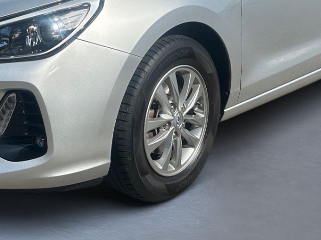 Fahrzeugabbildung Hyundai i30 Select 1.4 Fahrerprofil Spurhalteass. Fernli