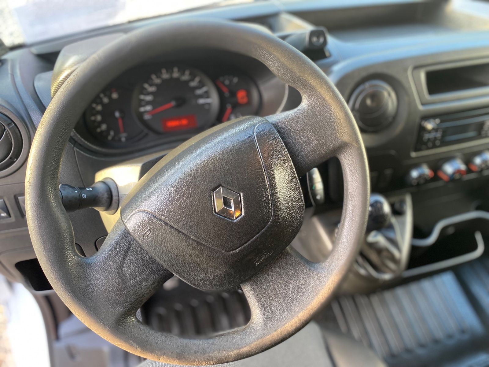 Fahrzeugabbildung Renault MasterIII DoKaDreiseitenkipper,1Hd,Klima,AHK,Kam