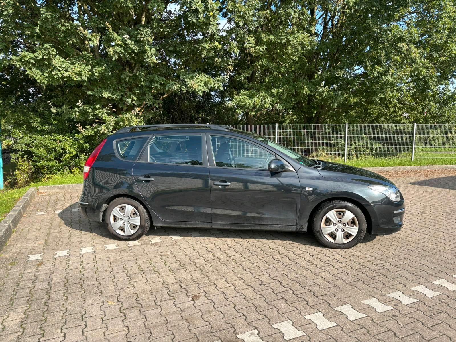 Hyundai i30 2010 — rear view