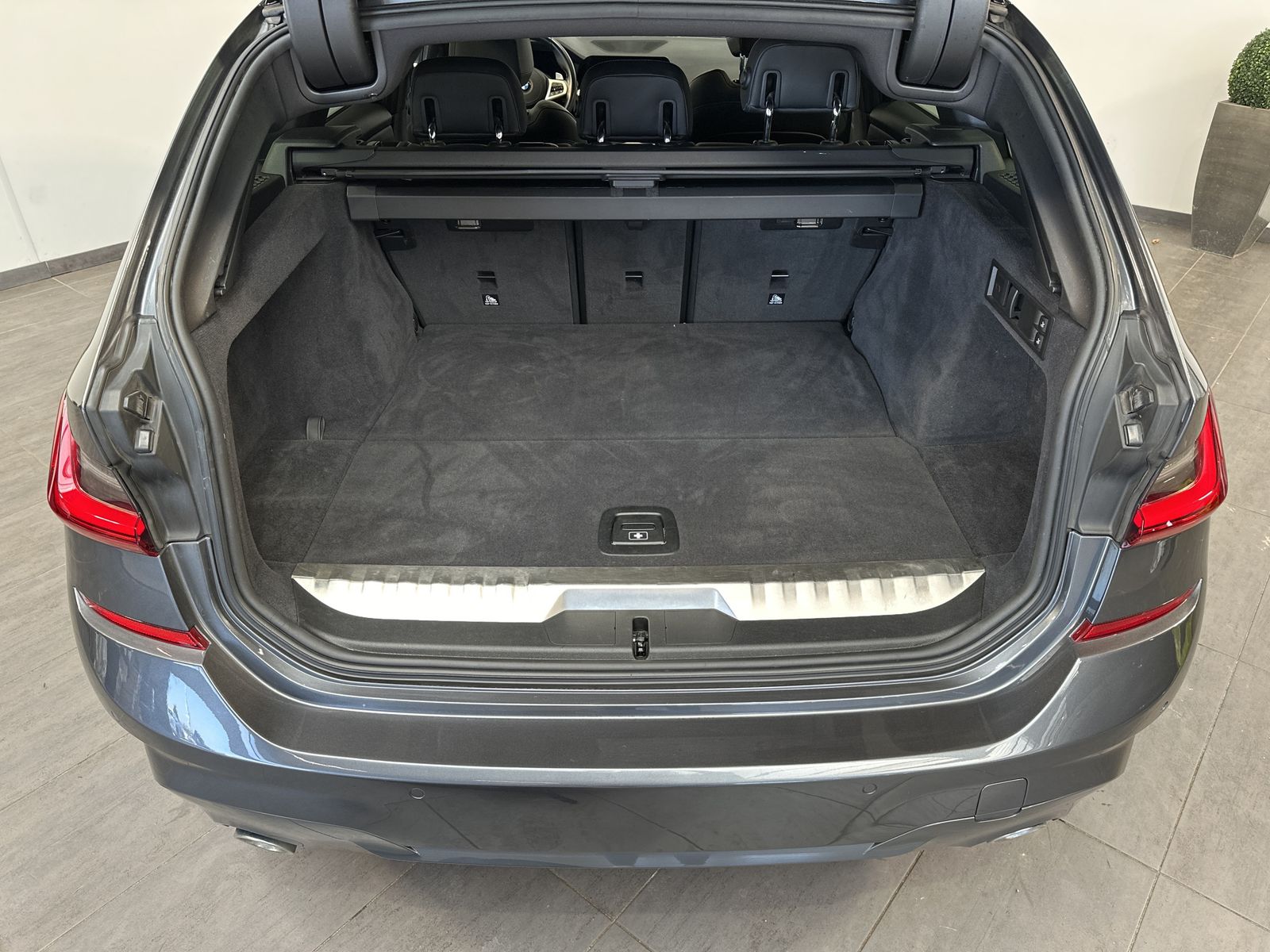 Fahrzeugabbildung BMW 330e Touring M-Sport NAV+LASER+KAM+19ZO+H&K+1HD