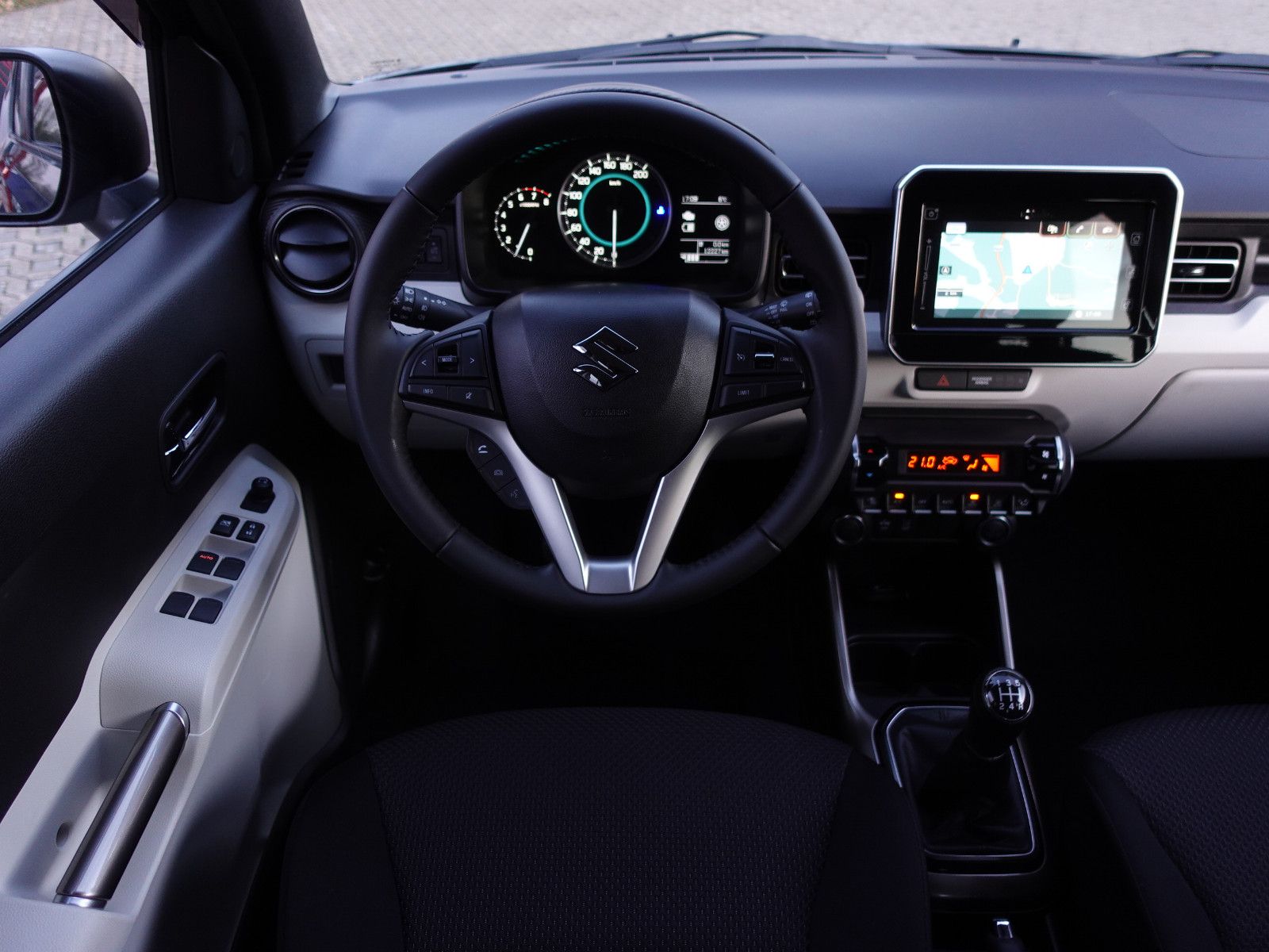 Fahrzeugabbildung Suzuki Ignis 1.2 DUALJET Comfort+ I. Hd RFK Navi App