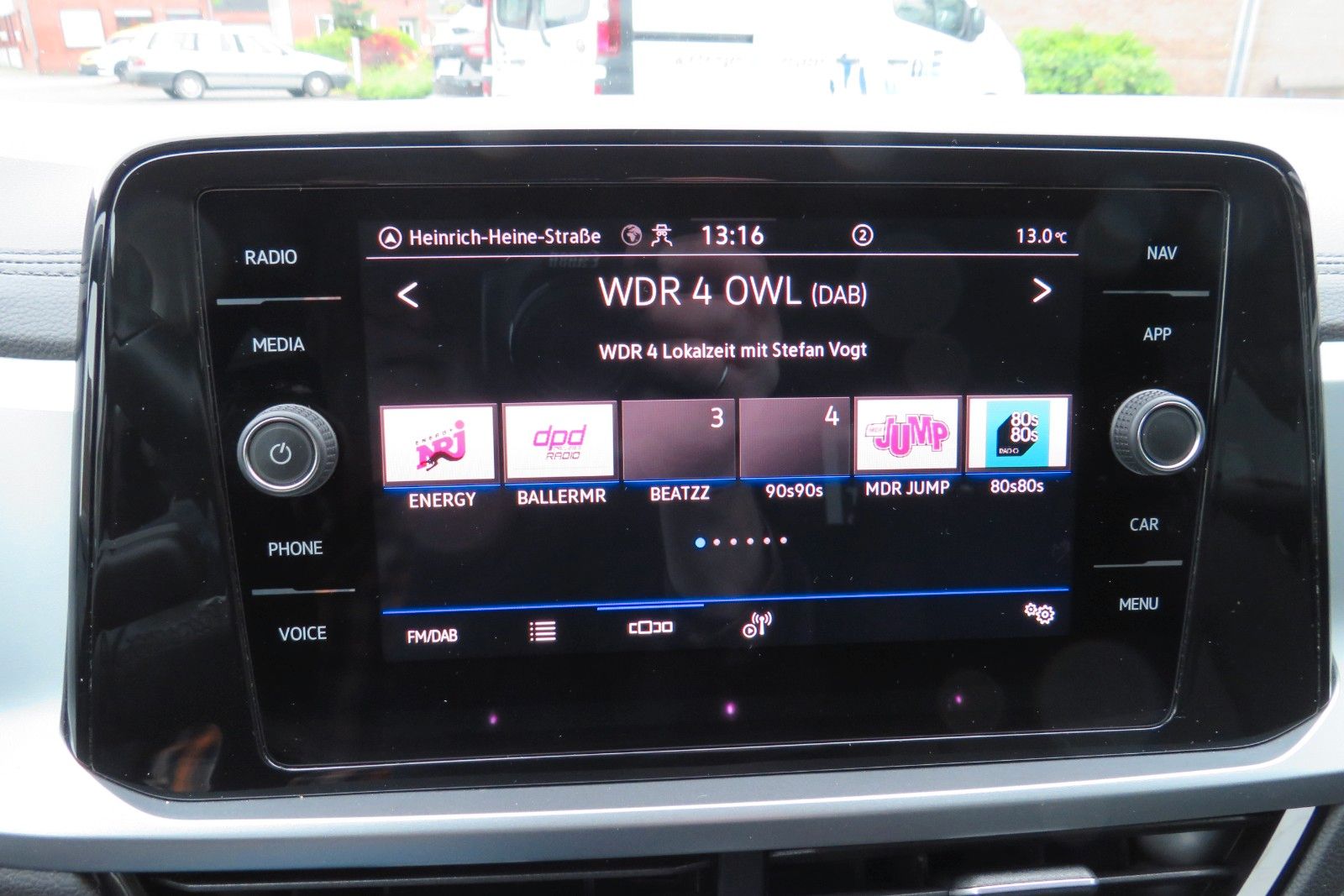 Fahrzeugabbildung Volkswagen T-Roc Life AHK ACC SITZH GJ NAVI APP 1.HD