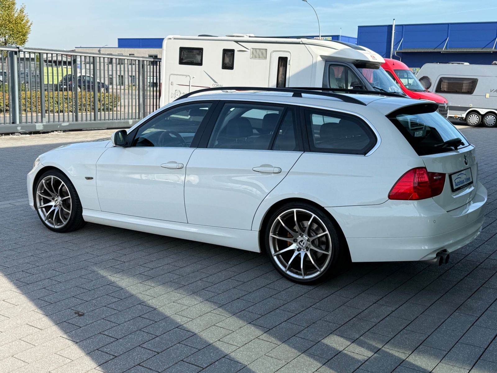 Fahrzeugabbildung BMW 325 i Touring PANO KLIMAAUTO XENON WINTERRÄDER