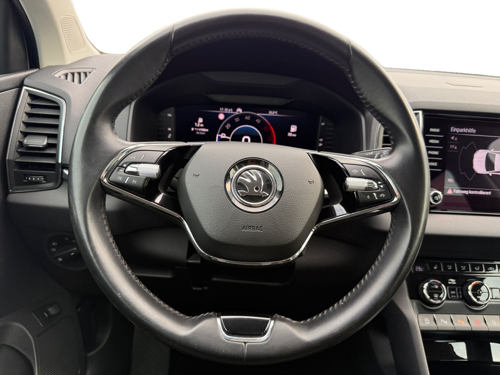 Fahrzeugabbildung SKODA Karoq 2.0 TDI Drive 125 PANO AHK LED