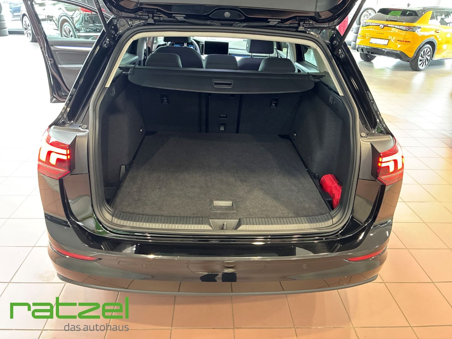 Fahrzeugabbildung Volkswagen Golf Life 1,5 l eTSI DSG LED Sperrdiff. ACC Appl