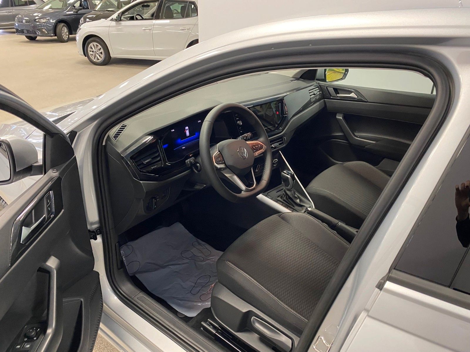 Fahrzeugabbildung Volkswagen Polo 1.0 TSI 70kW DSG Life+ALLWETTER+APP+GARANTI