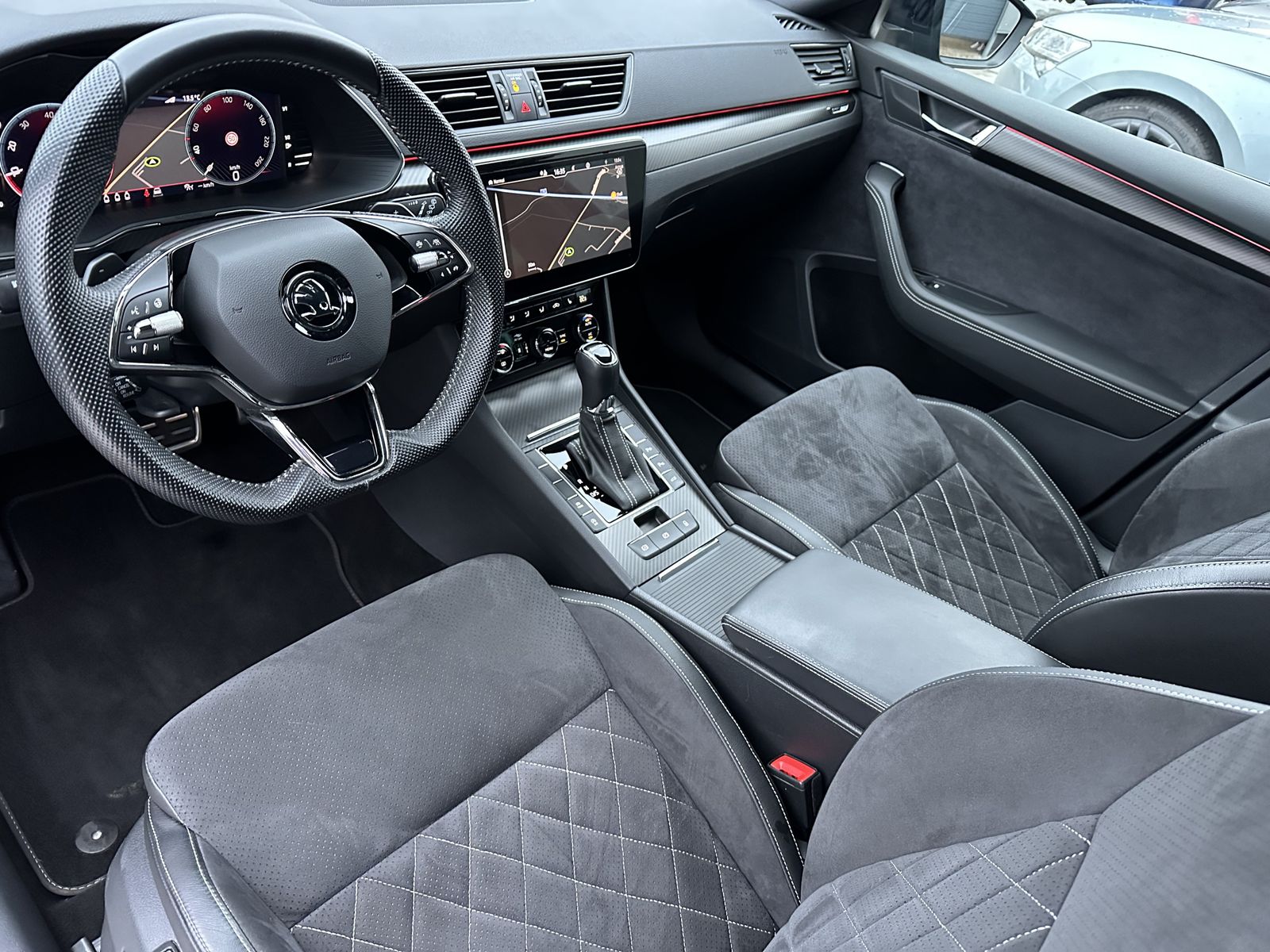 Fahrzeugabbildung SKODA Superb Combi Sportline NAV+LED+AHK+KAMERA+ACC+VC