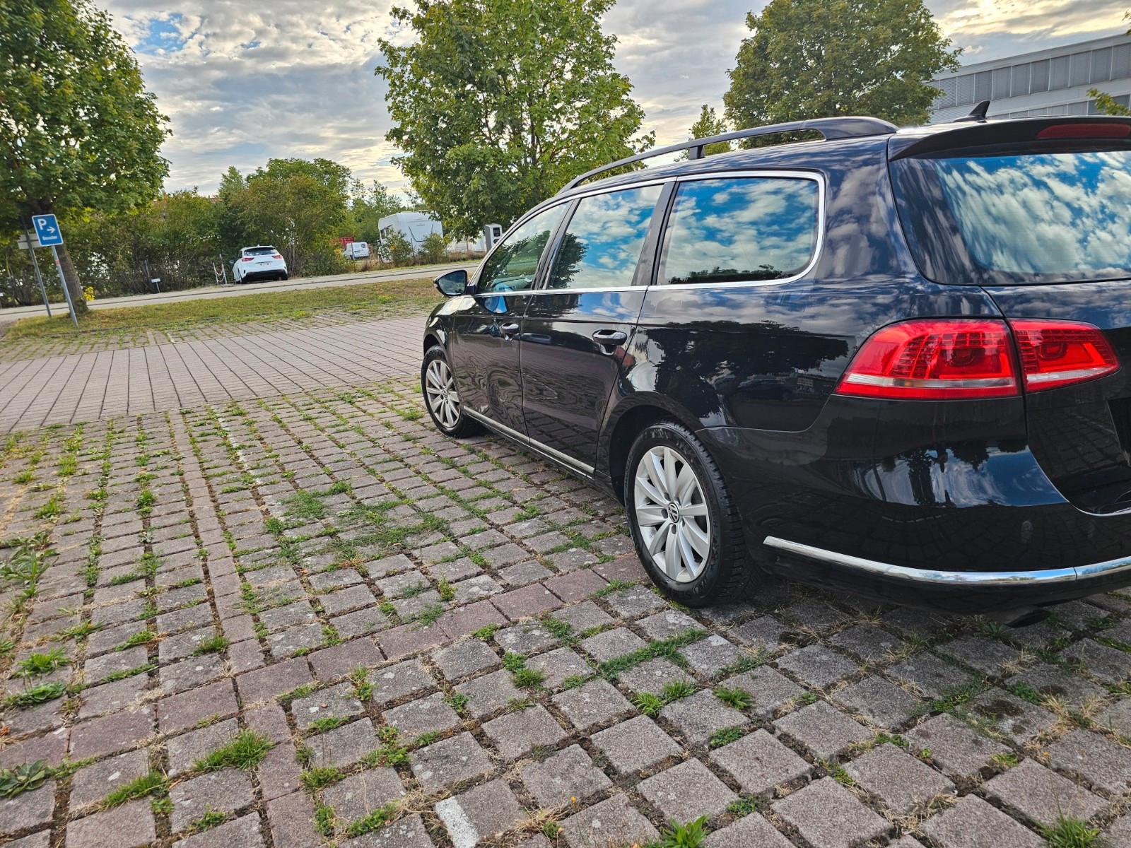 Volkswagen Passat 2011 — interior