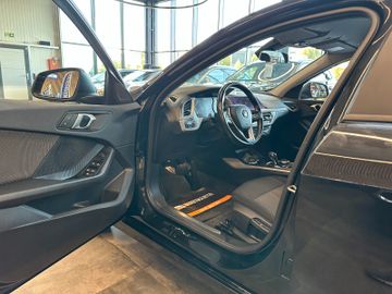 BMW 120 i *HEAD-UP*StandHZ*AHK*SPORT*2-ZONEN*CARPLAY