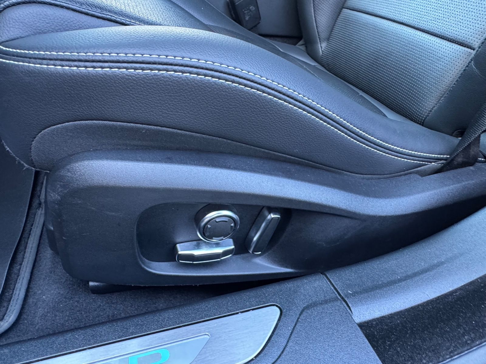 Fahrzeugabbildung Jaguar XF Sportbrake R-Dynamic SE AWD/PANO/KAM/MERIDIAN