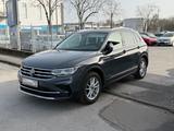 Volkswagen Tiguan Elegance 1.HAND SCHECKHEFT GEPFLEGT - Volkswagen Tiguan mit Diesel-Antrieb