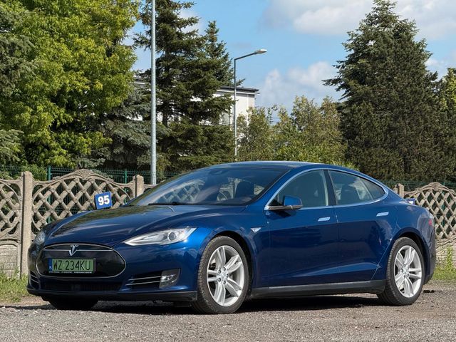 TESLA Model S 85d Supercharger