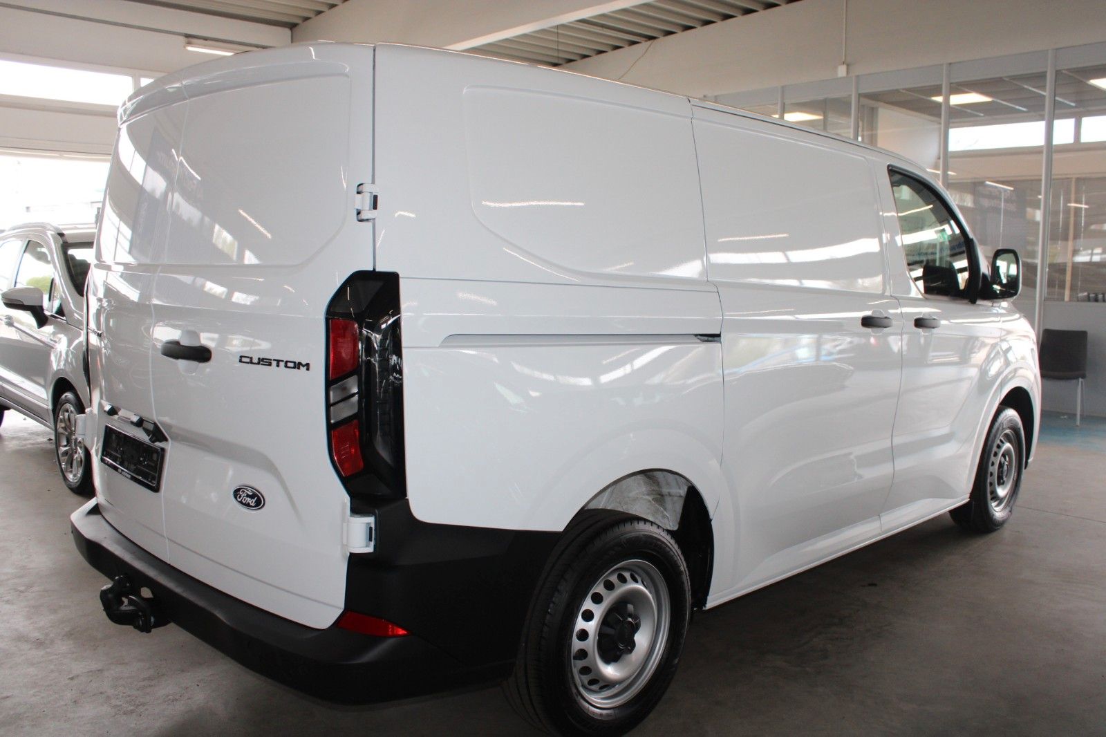 Fahrzeugabbildung Ford Transit Custom L1 Kasten LED AHK TechnologiePak2