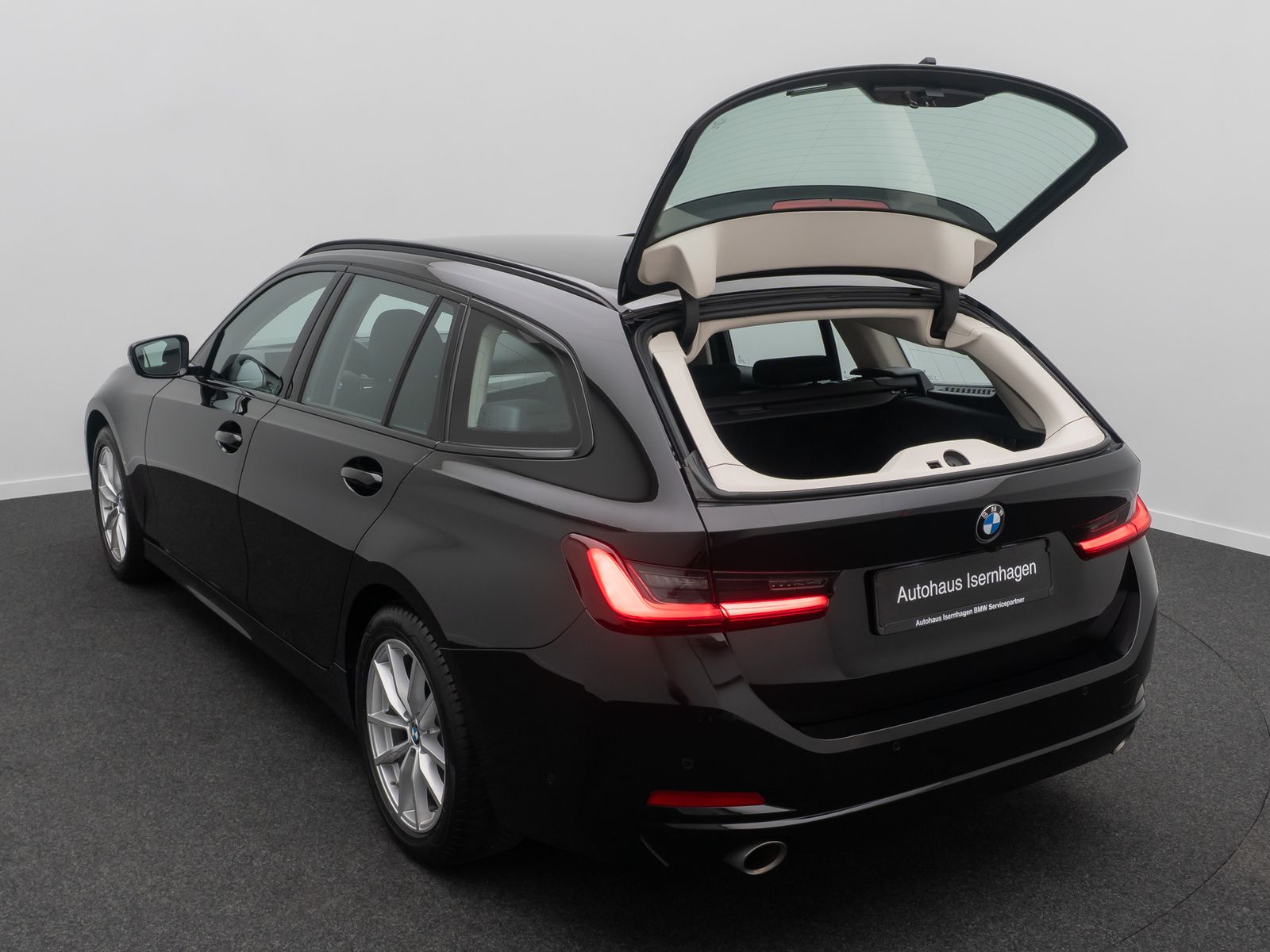 Fahrzeugabbildung BMW 318i GeschwindigReg HUD DAB Kamera LED Sport