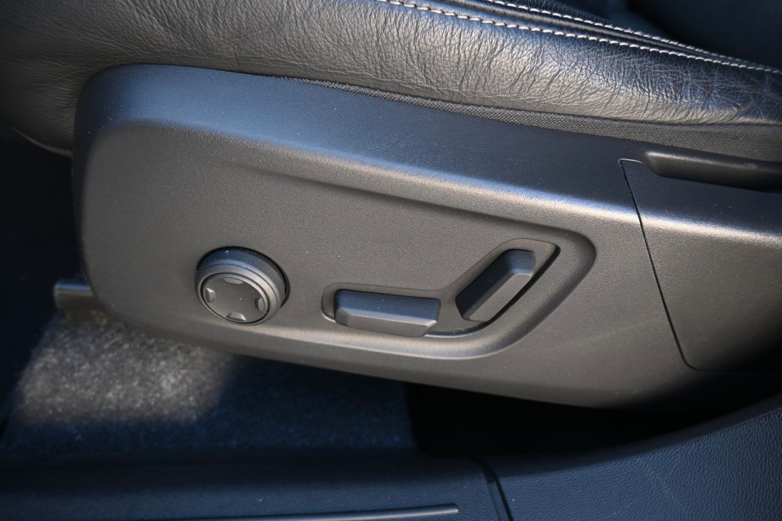 Fahrzeugabbildung Volvo XC40 T5 Recharge Plus Dark*H&K*BLIS*RFK