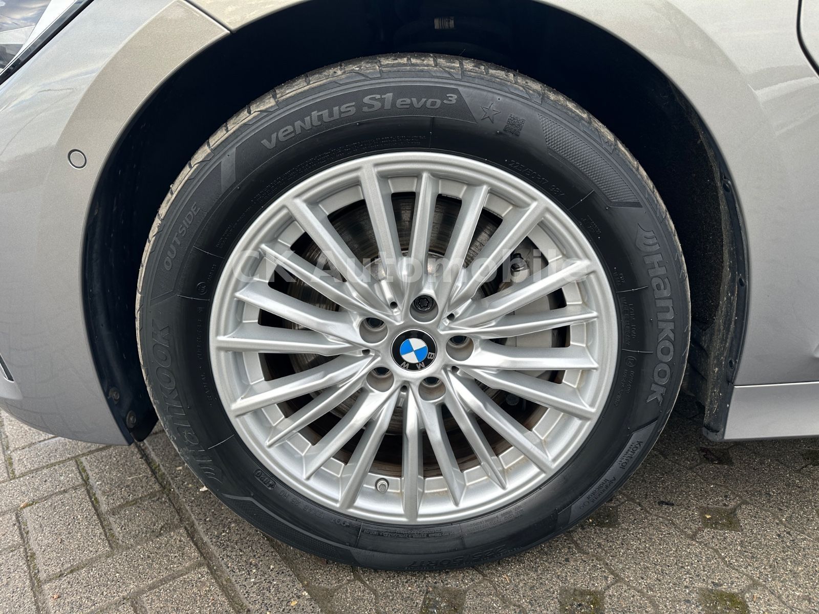 Fahrzeugabbildung BMW 330e Touring Luxury-Line/Leder/Head-Up/Pano/LED