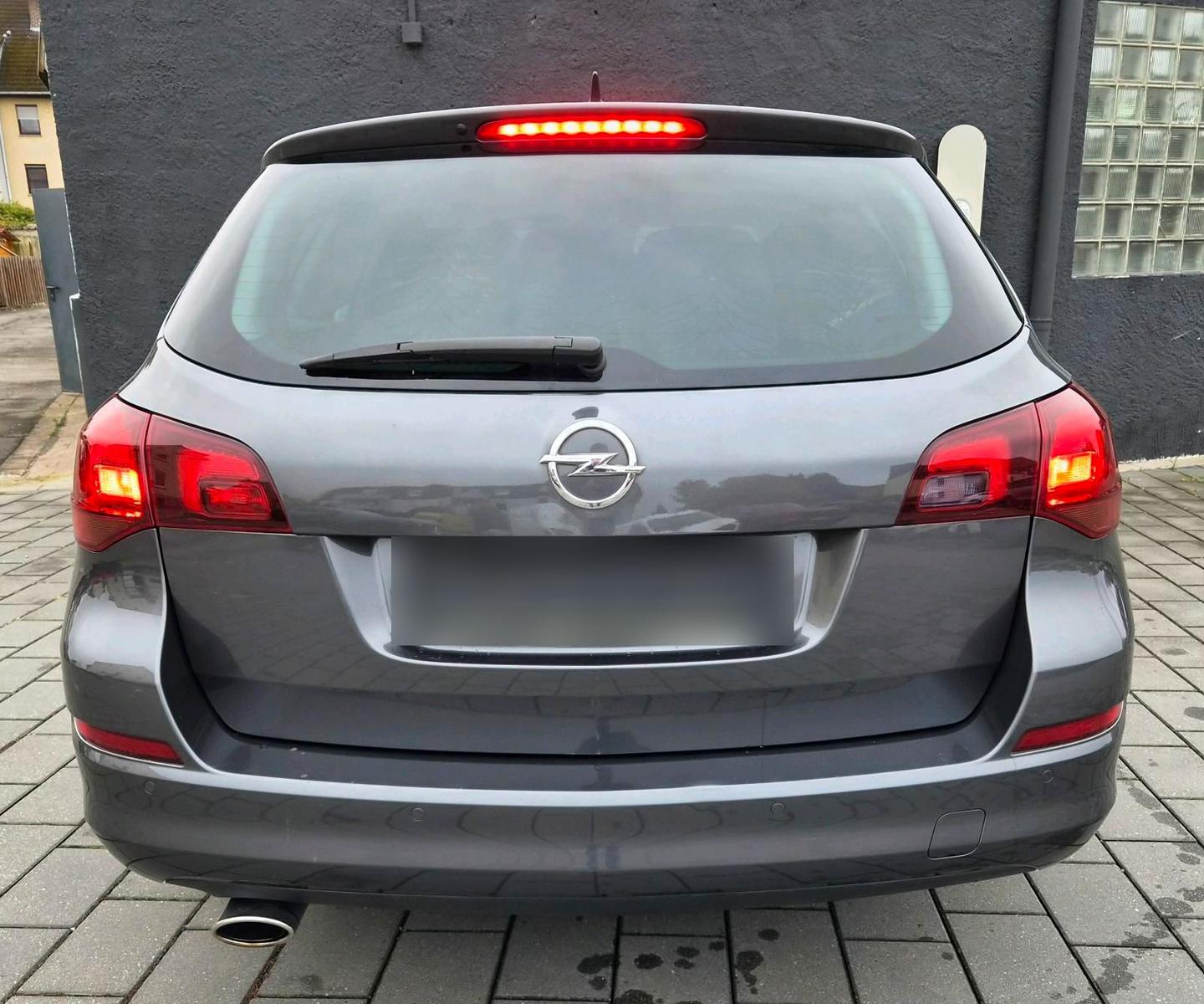 Opel Astra 2011 — photo 6