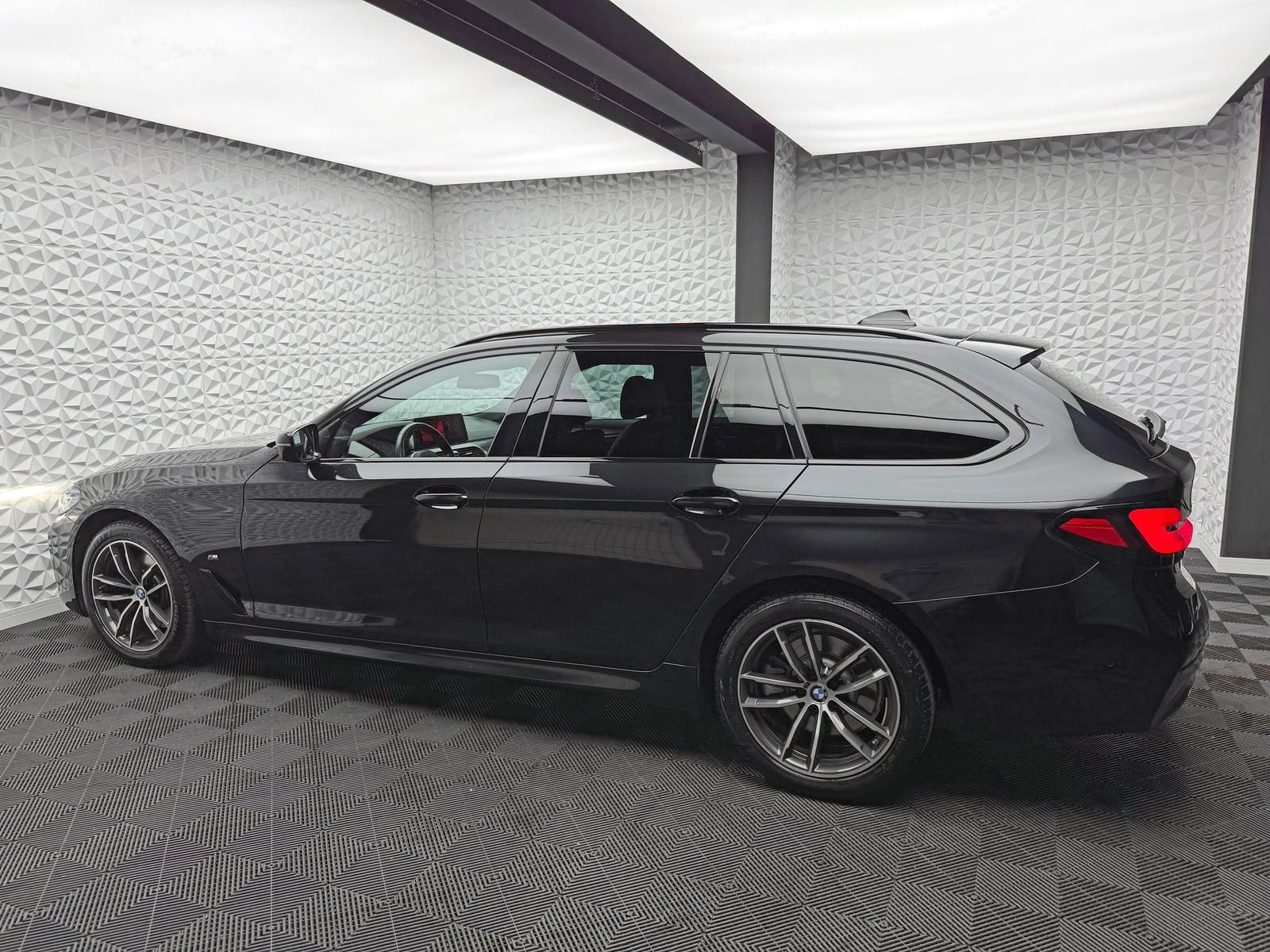 Fahrzeugabbildung BMW 520d M-PAKET/LASER/ACC/PANO/HUD/HIFI/RCAM/KEYLES