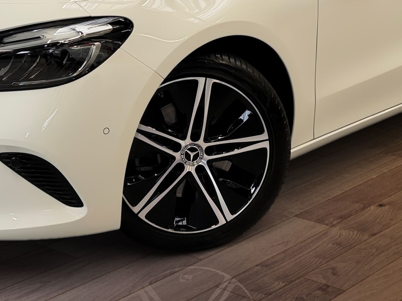 Fahrzeugabbildung Mercedes-Benz B 220 4M STNDHZ+MEMORY+NIGHT+LED+LHZ+TOTW+KAMERA