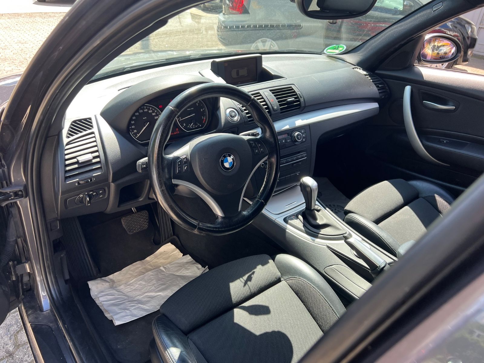 Fahrzeugabbildung BMW 120i AUTOMATIK * NAVI *KEYLESS-GO*XENON*