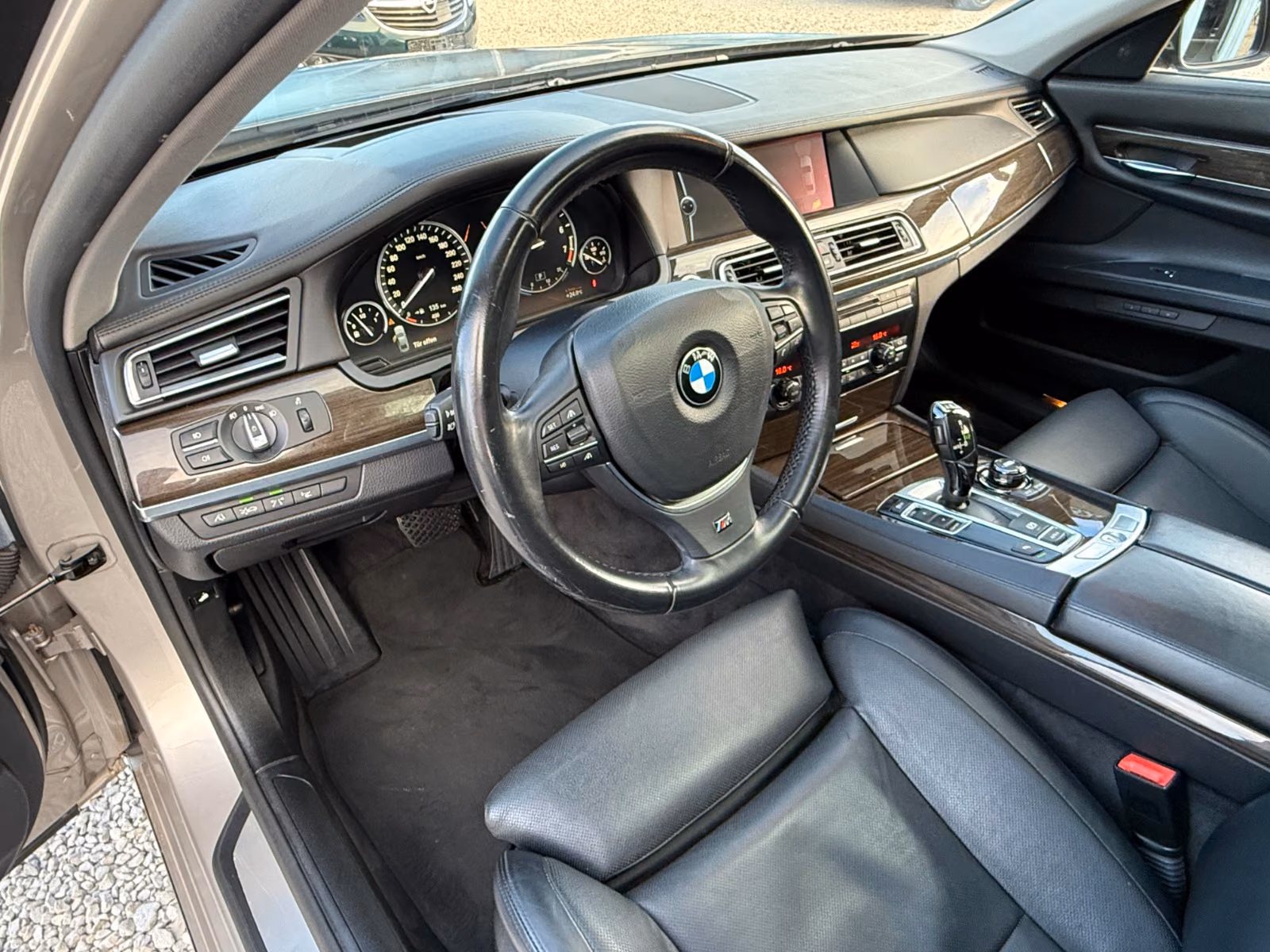 BMW 740i | 326 ch | BVA | Affichage tête haute | Régulateur adaptatif | Sièges ventilés/massants | Chauffage auxiliaire | TV / divertissement arrière