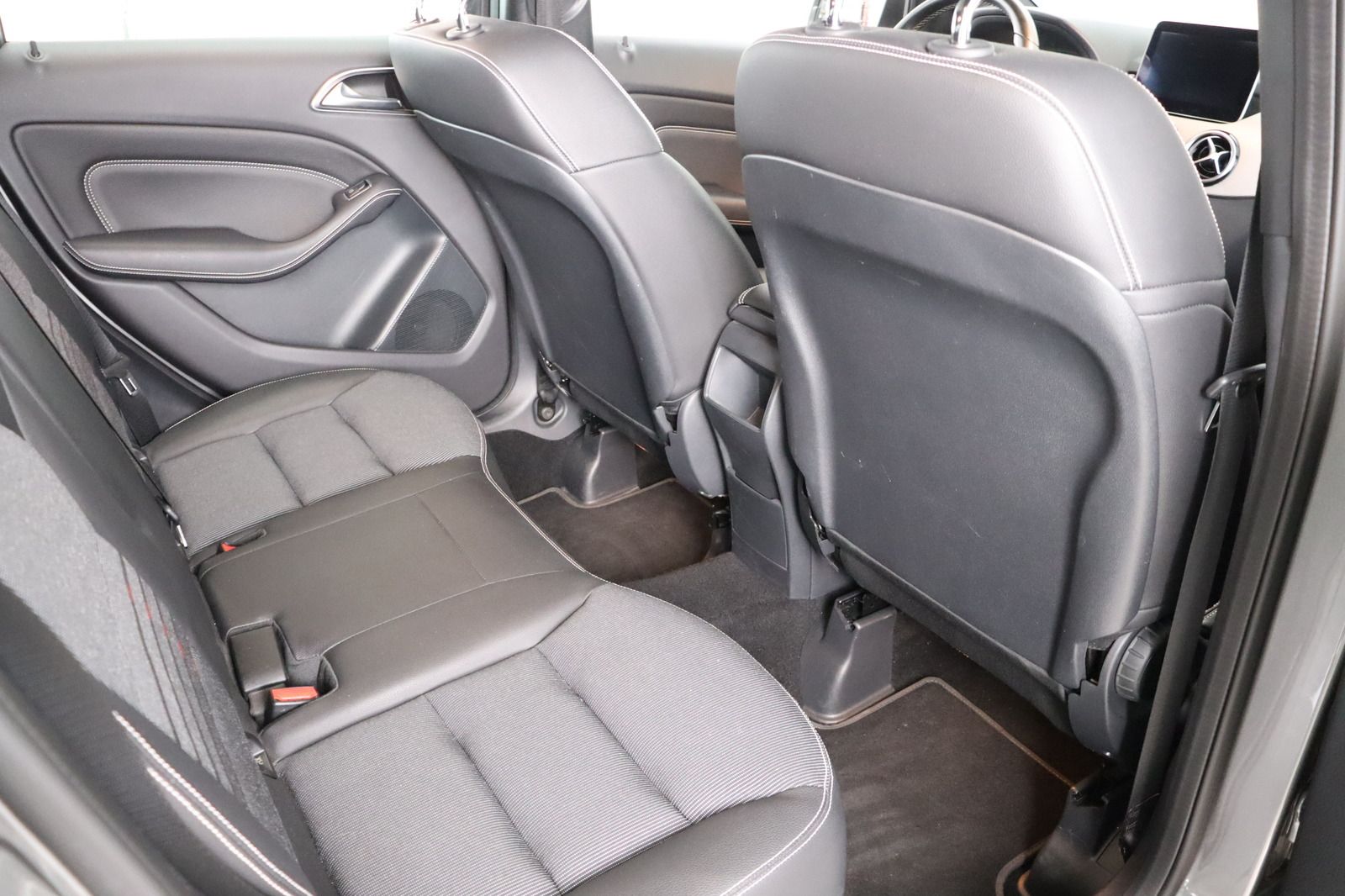 Fahrzeugabbildung Mercedes-Benz B 200 d Sports Tourer * LED * Pano * Edition Urb