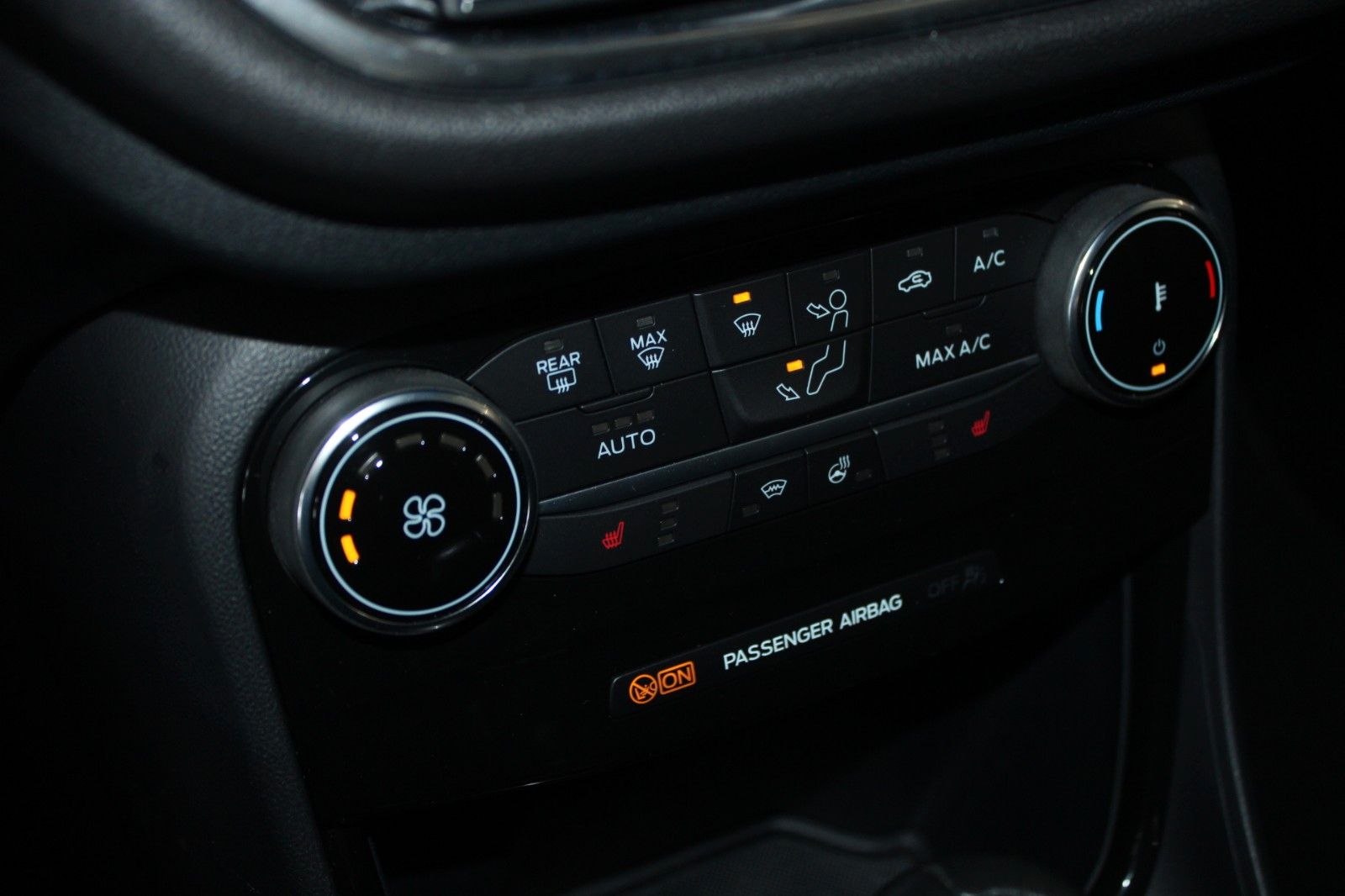 Fahrzeugabbildung Ford Puma Cool & Connect MHEV LED Allwetter WinterPak