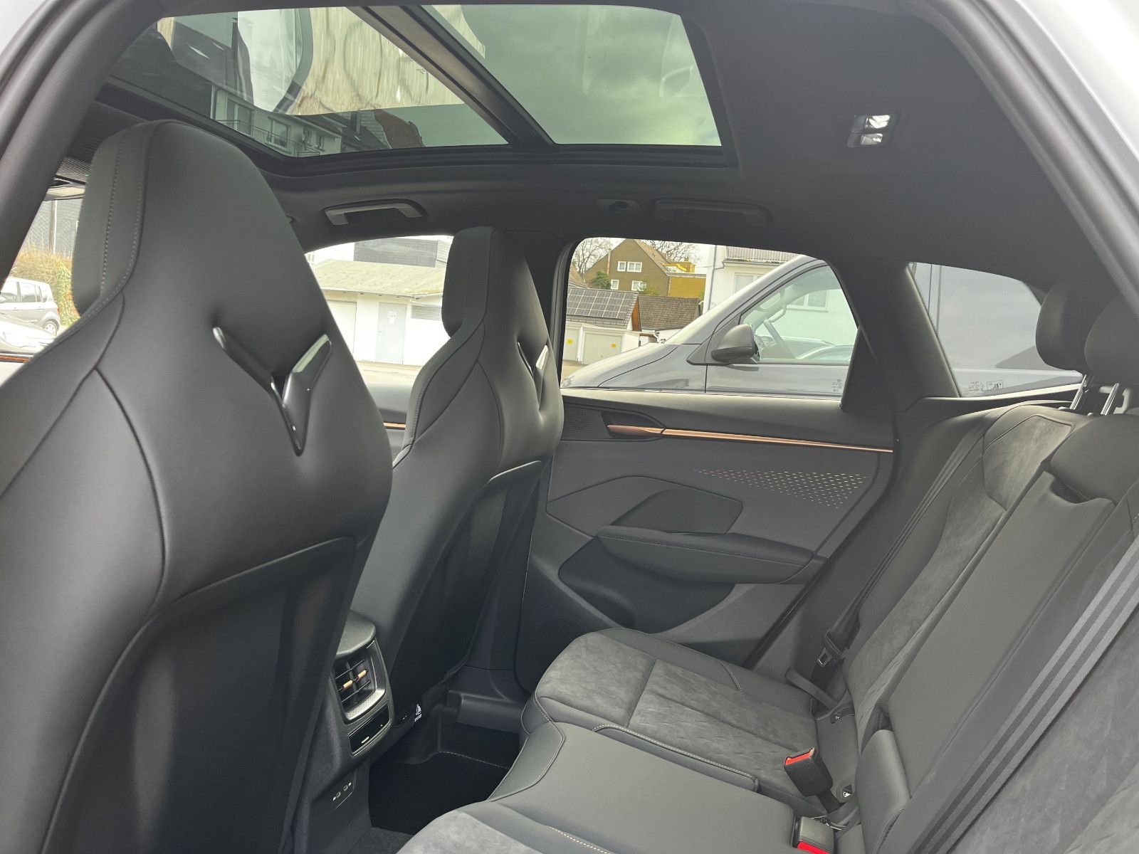 Fahrzeugabbildung CUPRA Terramar 2.0 TSI 4Drive VZ AHK PANO 20" SENN HUP