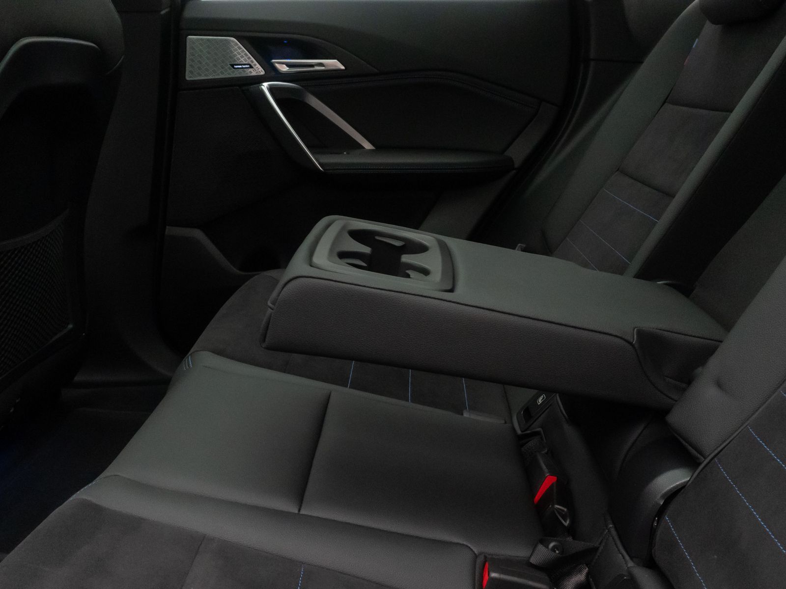 Fahrzeugabbildung BMW iX1 xD30 M Sport Alarm 360&deg; HUD DAB H/K Panorama
