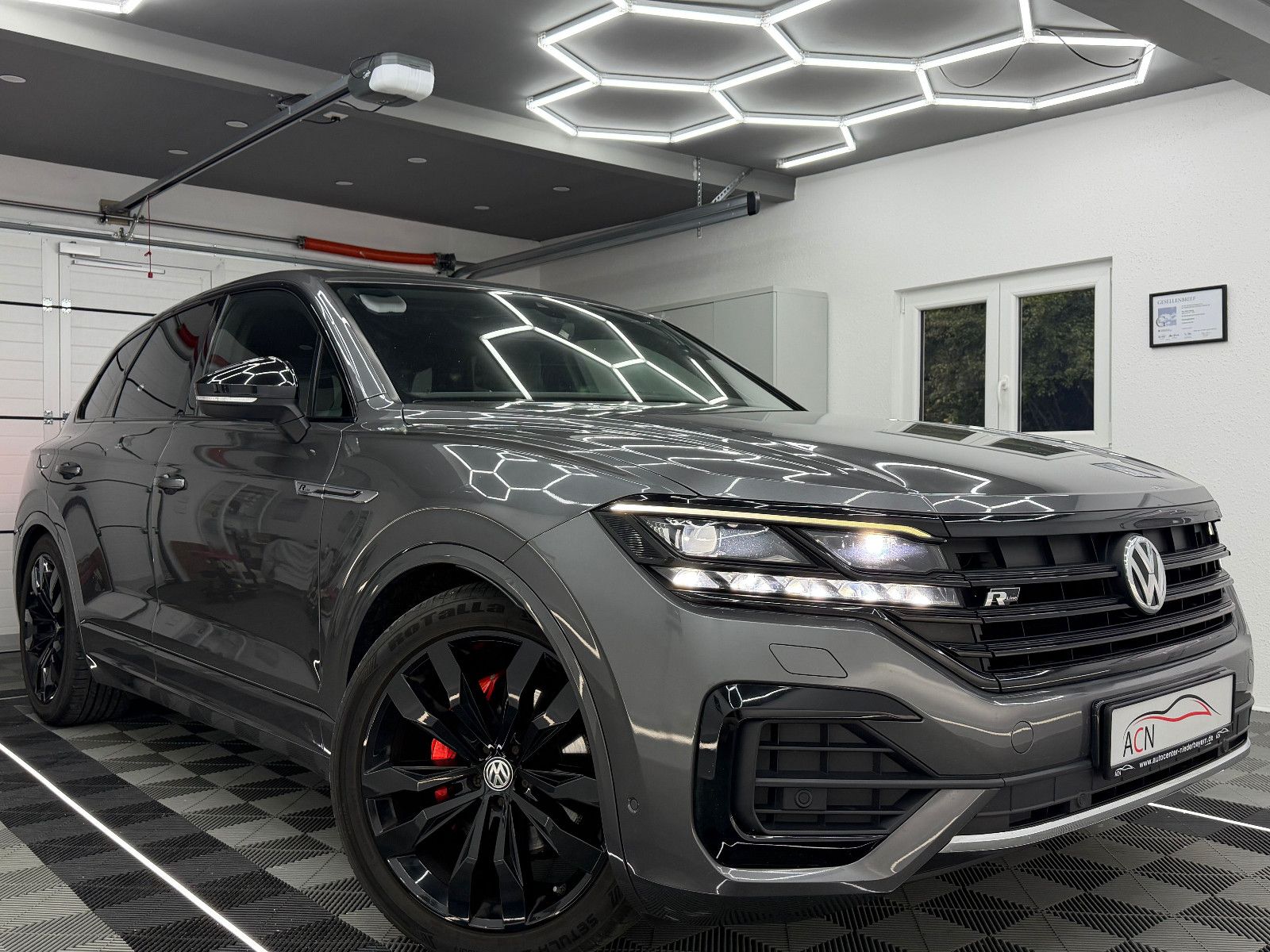 Fahrzeugabbildung Volkswagen Touareg 4Motion R-LINE/DAB+/MATRIX IQ/AHK/21 ZO