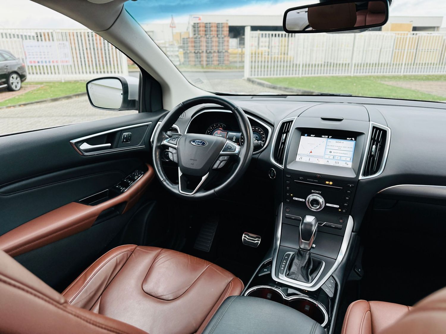 Fahrzeugabbildung Ford Edge TITANIUM 4x4, Autom., LED, Panod., AHK, Tot