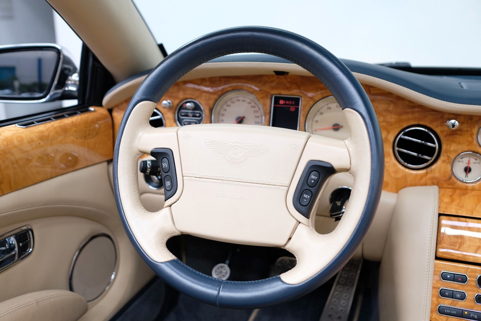 Fahrzeugabbildung Bentley Azure /MATRIX GRILL/CHROM/KAMERA