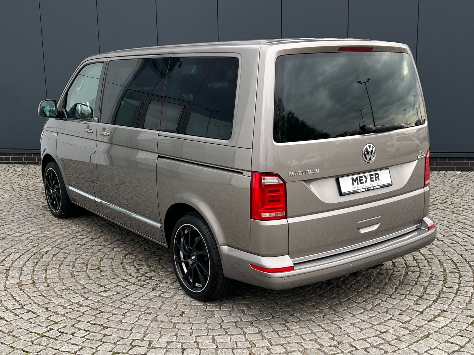Fahrzeugabbildung Volkswagen T6 Multivan Generation Six 2.0 TDI DSG *AHK, LED