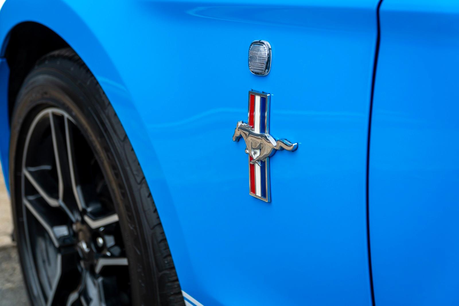 Ford Mustang V6 3,7 -KLIMA/SCHALT/LEDER/SHZ/XENON/R18