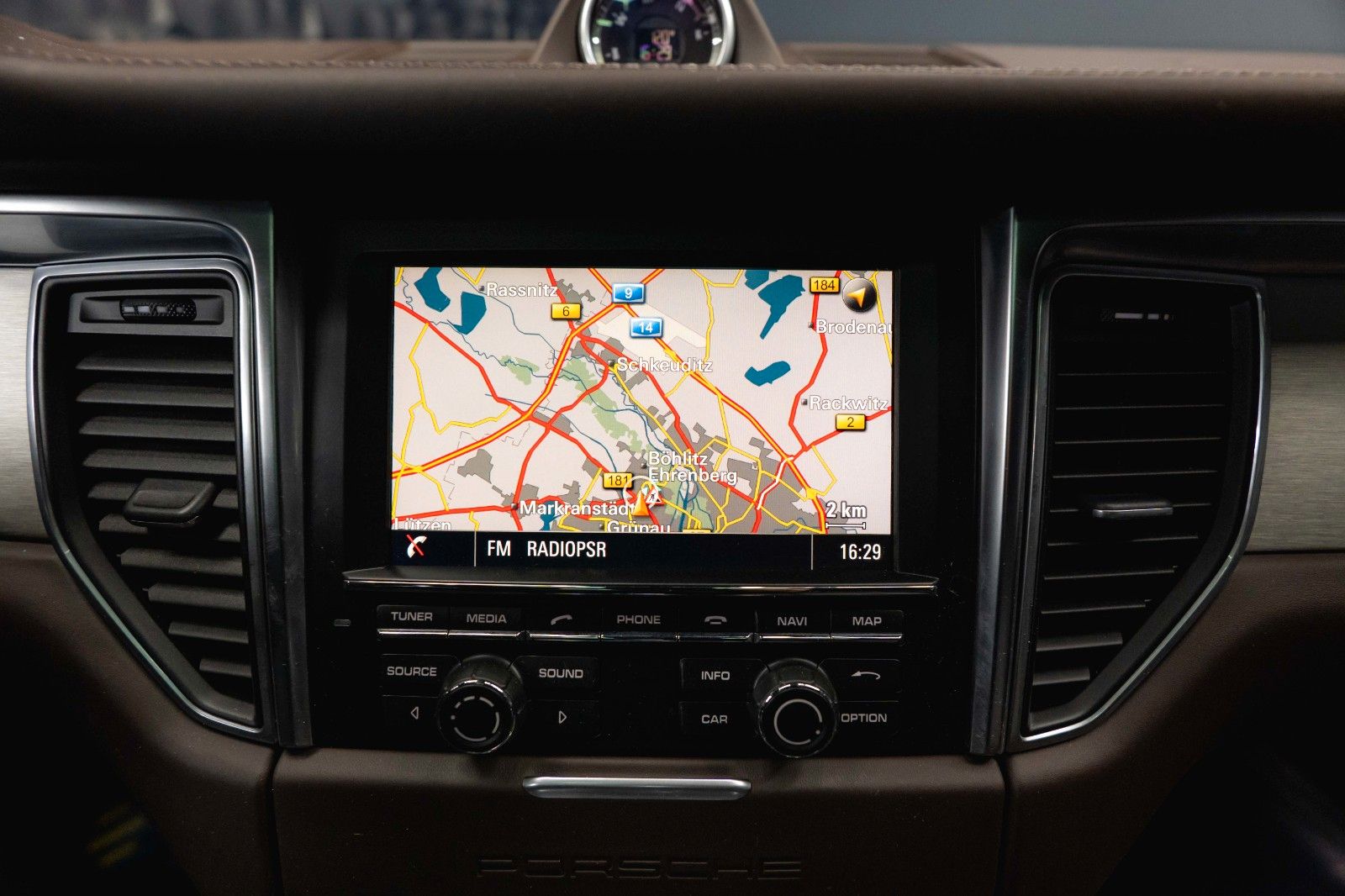 Fahrzeugabbildung Porsche Macan Turbo Sport-Design Chrono+ *Pano*DAB*LED*