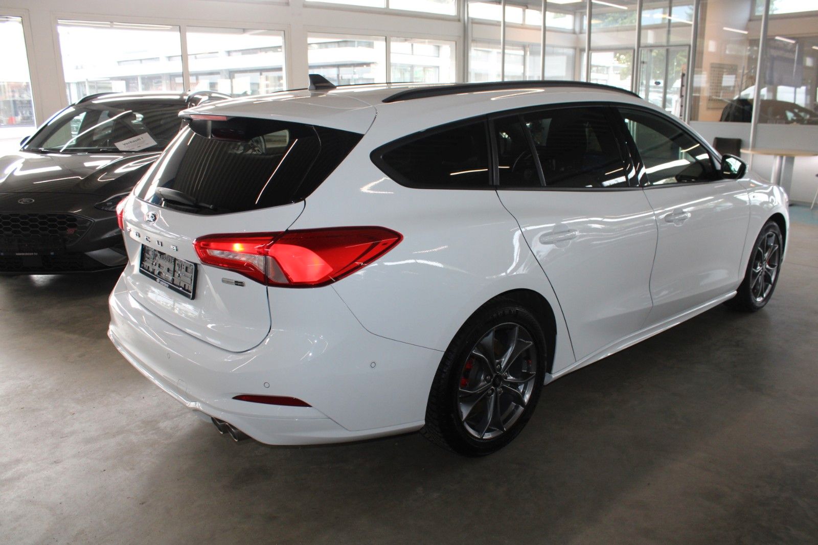 Fahrzeugabbildung Ford Focus ST-Line Turnier LED Park + Winter Paket
