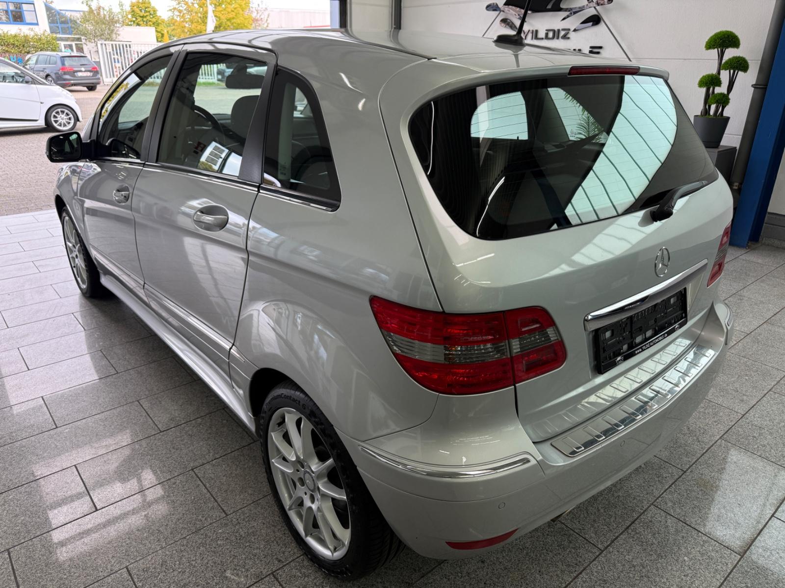 Mercedes-Benz B 200*SPORT*AUTOMATIK*SHZ*NAVI*AHK*TEMP*PARK-ASS