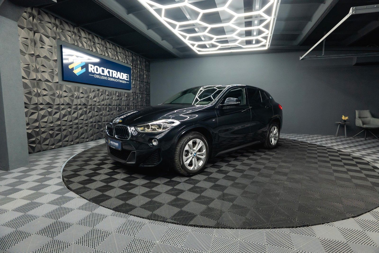 Fahrzeugabbildung BMW X2 sDrive 18i M Sport Automatik *Alcantara*LED*