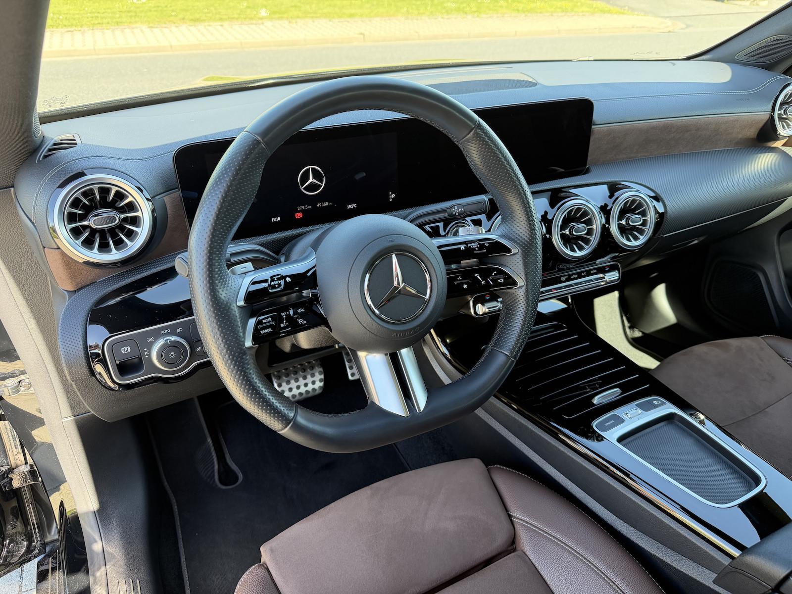 Mercedes-Benz CLA 180 AMG Line Aut. Navi+Leder+Led+Panorama