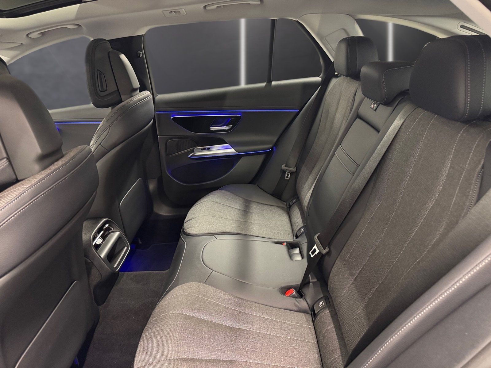 Fahrzeugabbildung Mercedes-Benz E 220 T d Avantgarde*AHK*Pano*Distro*Totwink*LED