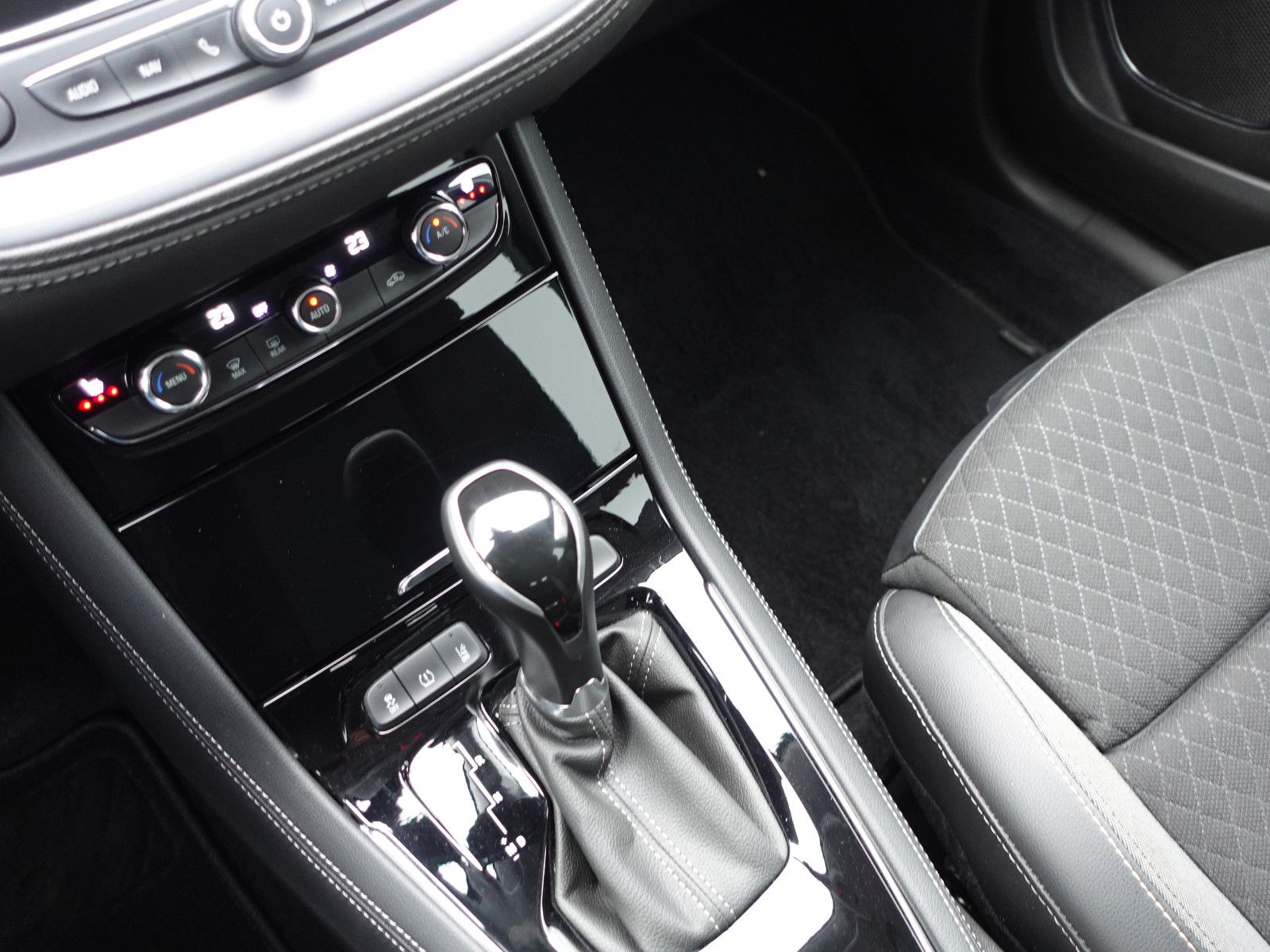 Fahrzeugabbildung Opel Grandland X 1.2 Elegance Kamera,LED,Navi,PDC,SHZ